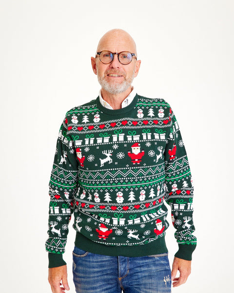 En mand er iført en grøn julesweater ed gaver og juletræer.