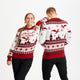 En mand og en dame iført en julesweater med citatet "Christimas is coming". Sweatrene har røde kraver og en rød bund. 