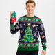 En mand holder et par julesokker i hånden og er iført en julesweater.